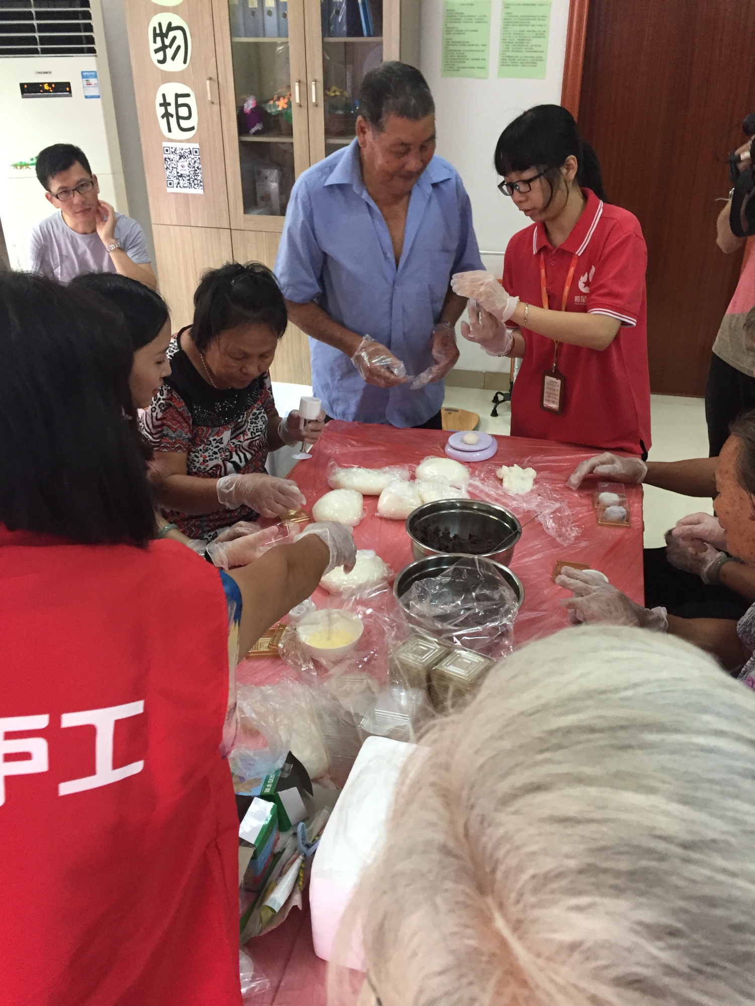 石碣:刘屋村"欢乐同贺迎中秋"长者制作月饼活动