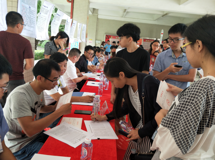 东莞沙田招聘_沙田 专场招聘会吸引300多名应届毕业生进场求职(2)