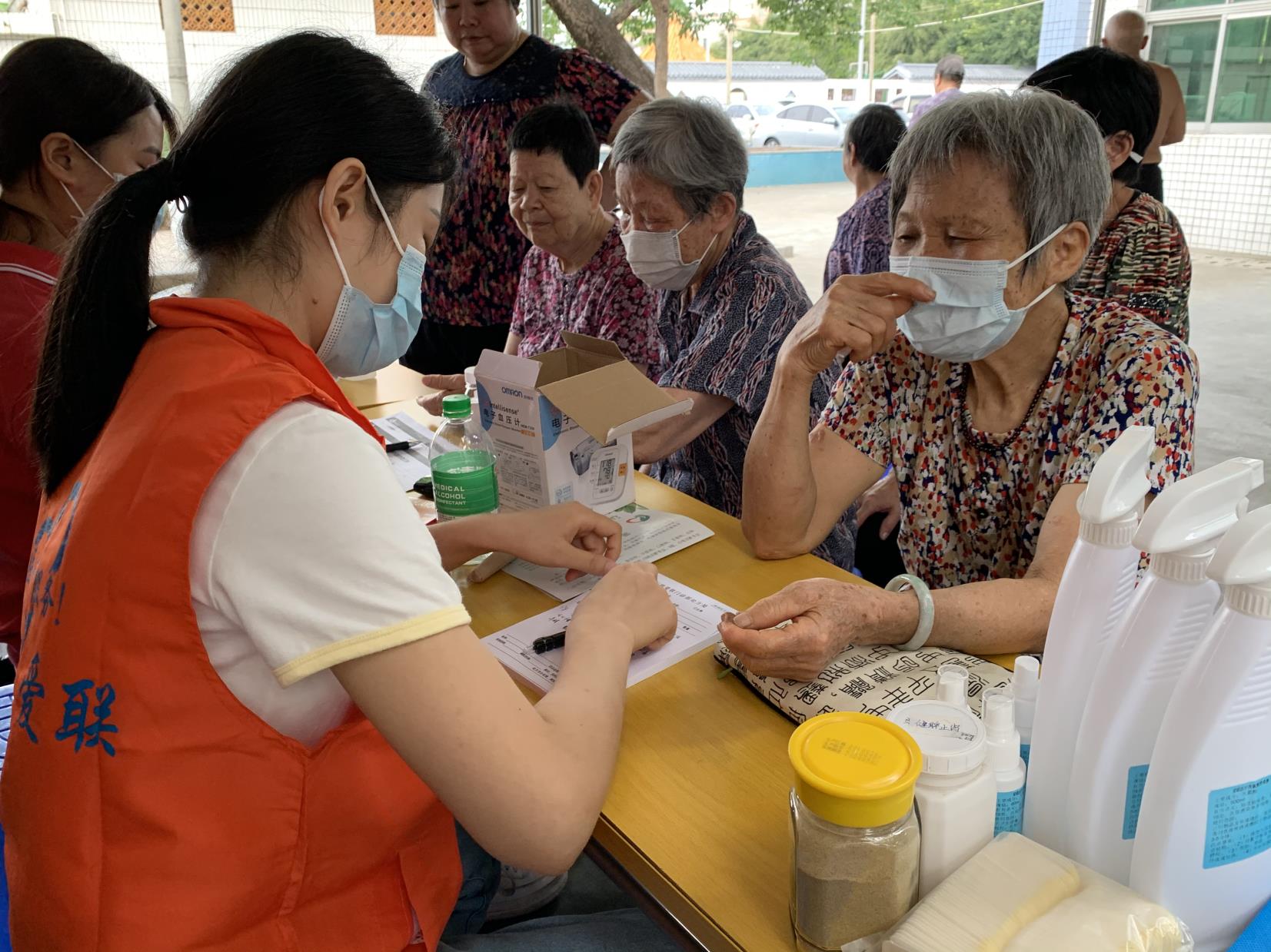 石碣：石碣村携手“爱联医疗”服务社区高龄老人