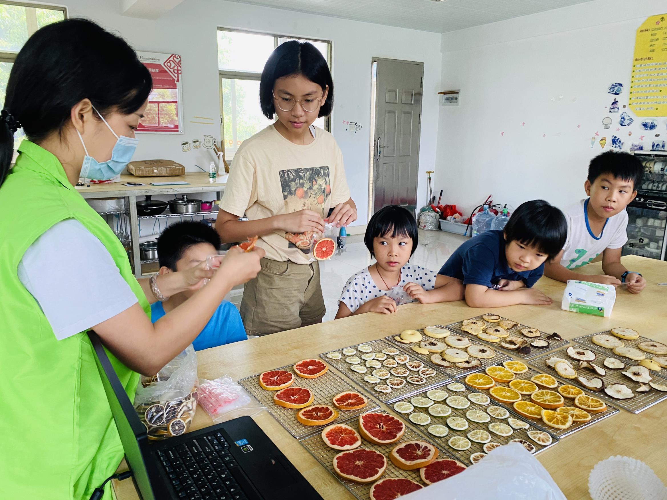 石碣：梁家村“别样健康”解锁水果干制作活动