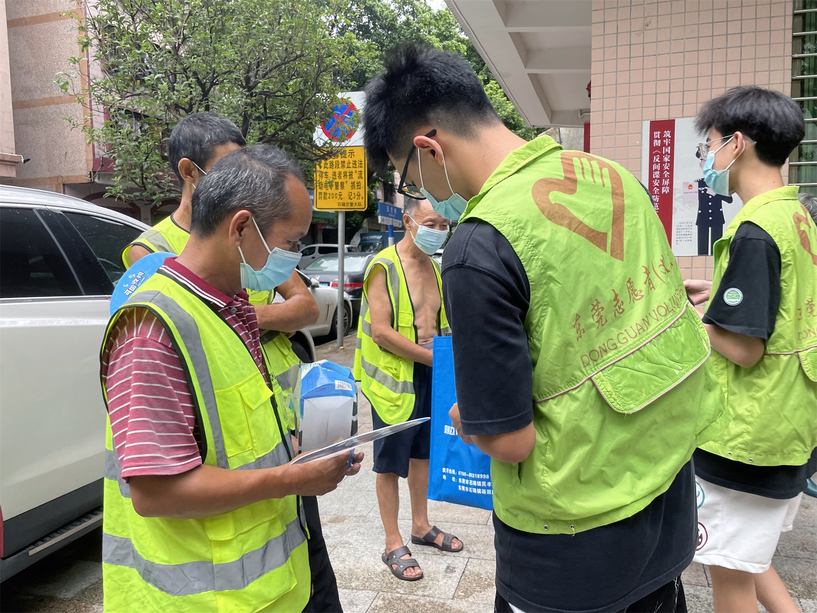 石碣：“康”见美丽，“源”于生活——大学生志愿者关爱环卫工人活动